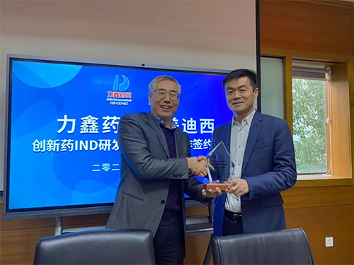 陈春麟博士代表贝斯特全球最奢华的游戏平台将战略合作伙伴纪念牌赠予力鑫药业及高悦译董事长