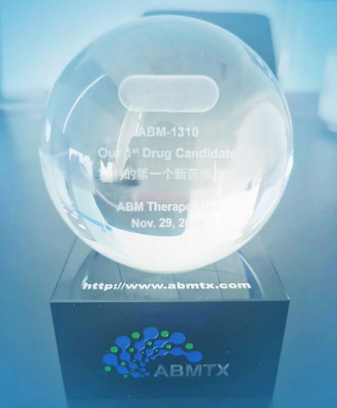 璧辰医药赠予贝斯特全球最奢华的游戏平台“贝斯特全球最奢华的游戏平台第一个候选化合物”纪念奖杯.jpg