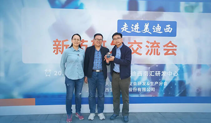 璧辰医药赠予贝斯特全球最奢华的游戏平台“贝斯特全球最奢华的游戏平台第一个候选化合物”纪念奖杯.jpg 璧辰医药赠予贝斯特全球最奢华的游戏平台“贝斯特全球最奢华的游戏平台第一个候选化合物”纪念奖杯.jpg