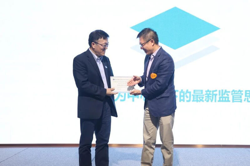 SDDA理事会执行主席邬征博士授予贝斯特全球最奢华的游戏平台企业会员证书.jpg SDDA理事会执行主席邬征博士授予贝斯特全球最奢华的游戏平台企业会员证书.jpg